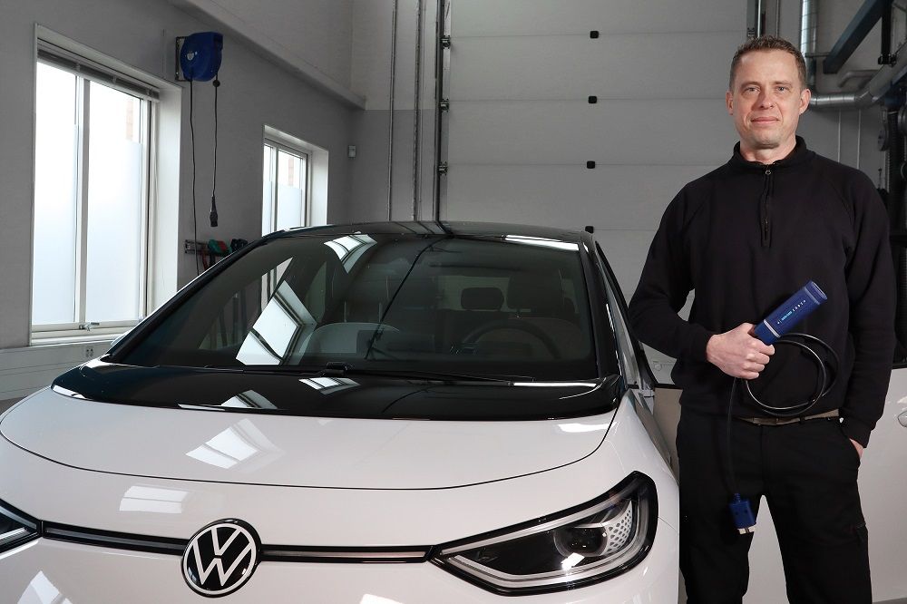 Serviser sa Autocom ICON uređajem pored vozila